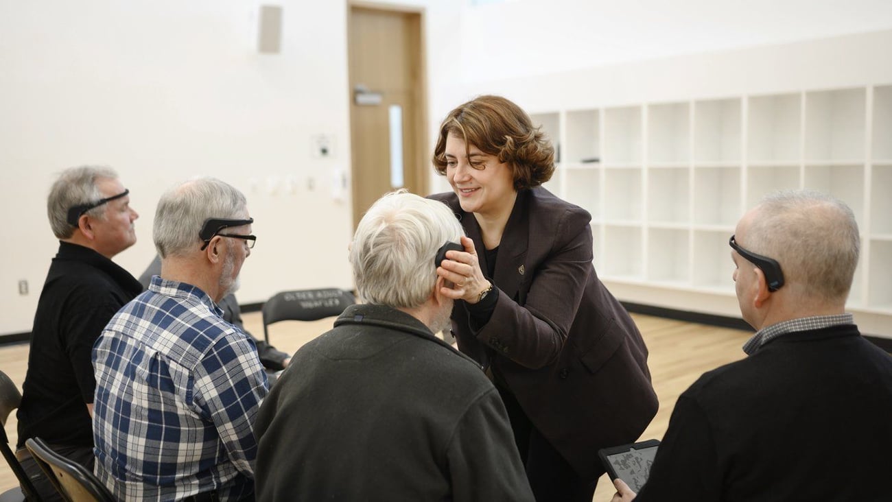 La Dre Gabriela Ilie, scientifique en recherche sur la qualité de vie liée au cancer de la prostate à l'Université Dalhousie, ajuste un appareil Muse pour mesurer les ondes cérébrales tout en dirigeant une séance de méditation avec des patients atteints d'un cancer de la prostate à Halifax. PC/Darren Calabrese