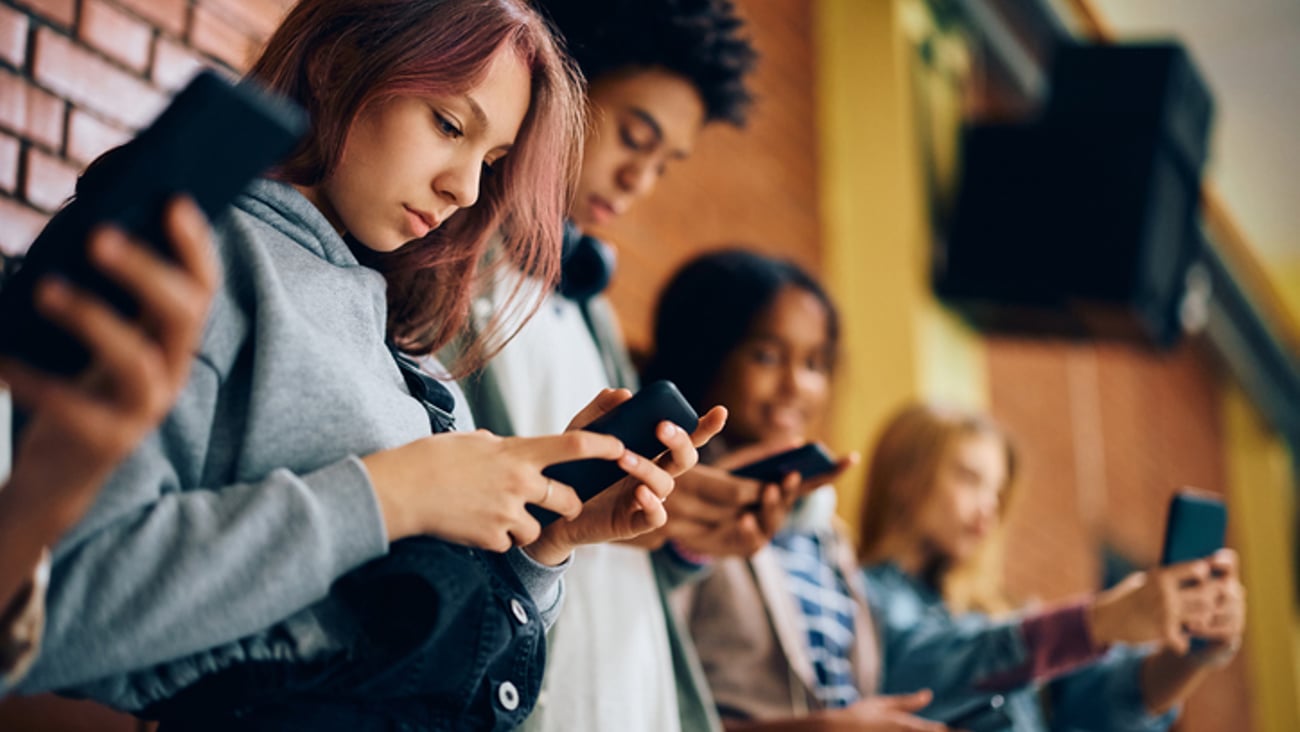 Des adolescents utilisent leurs téléphones portables pour aller sur les médias sociaux