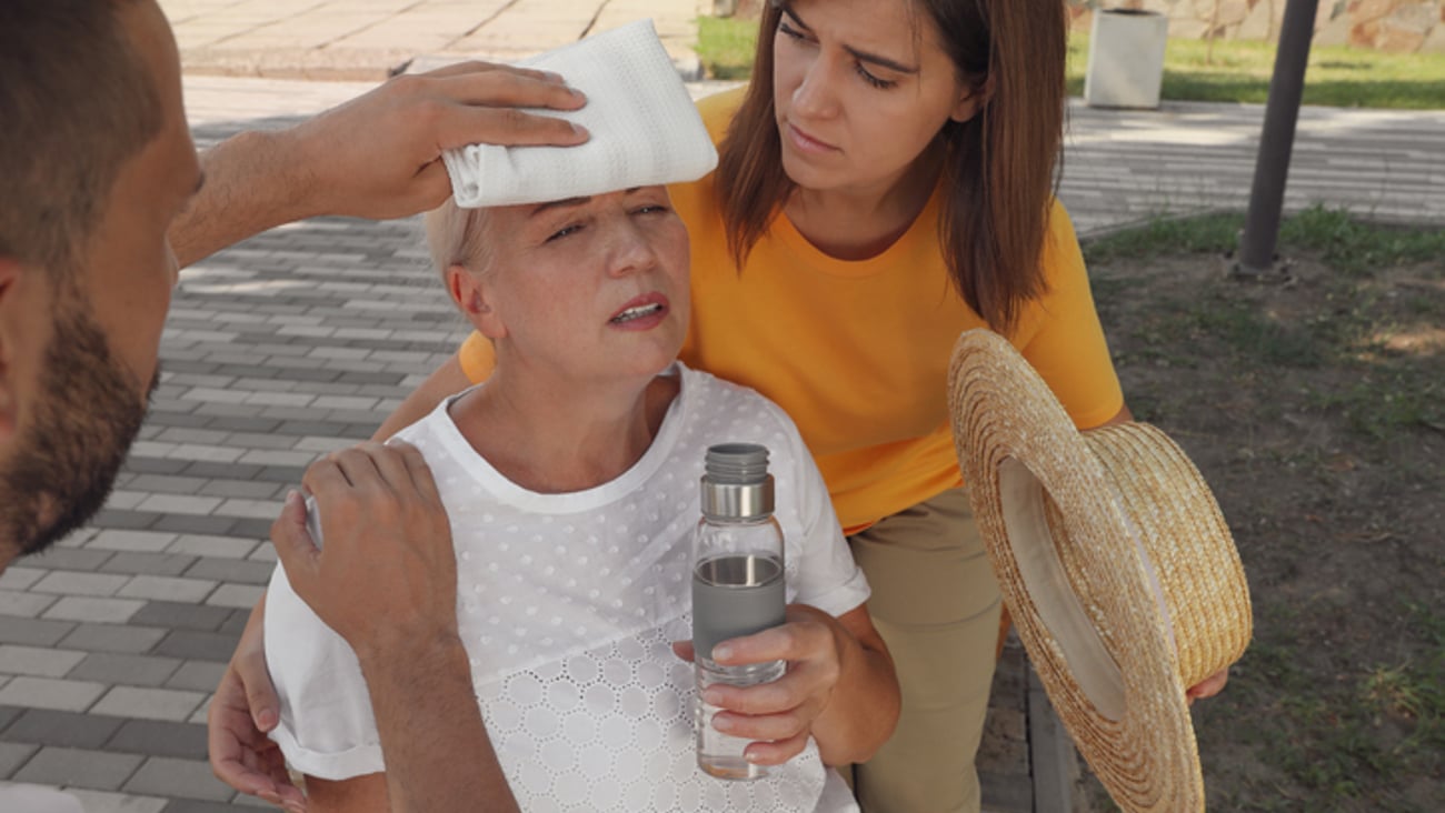 Une femme souffre d'un coup de chaleur.