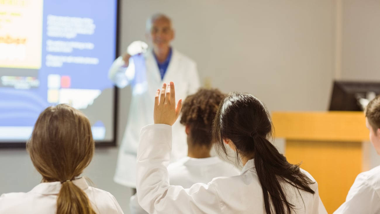 Étudiants en médecine dans une salle de cours