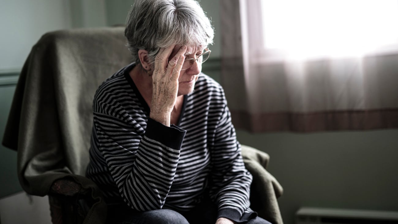 Une femme âgée souffre de dépression 