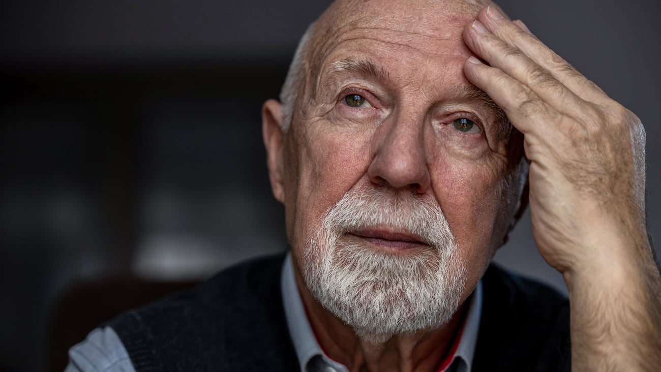 Ainé qui se tient la tête