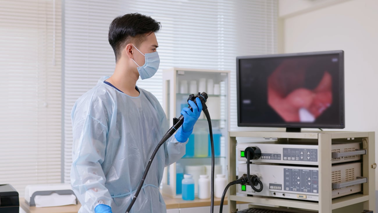 Un médecin réalise une coloscopie