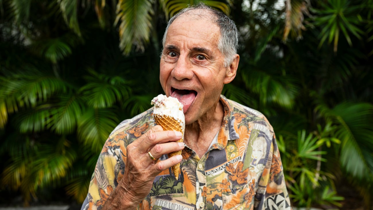 Un homme âgé mange une crème glacée