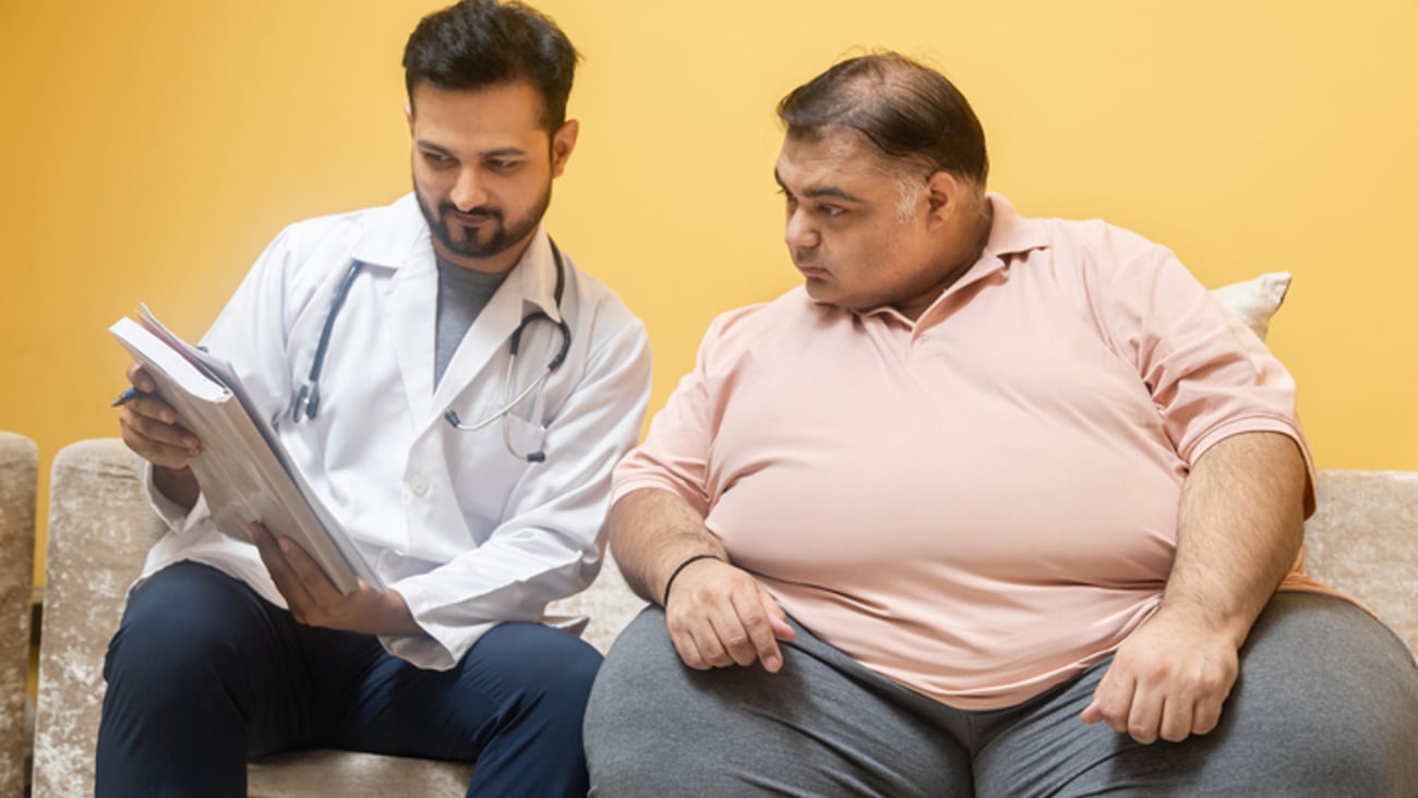 Un clinicien et un patient obèse