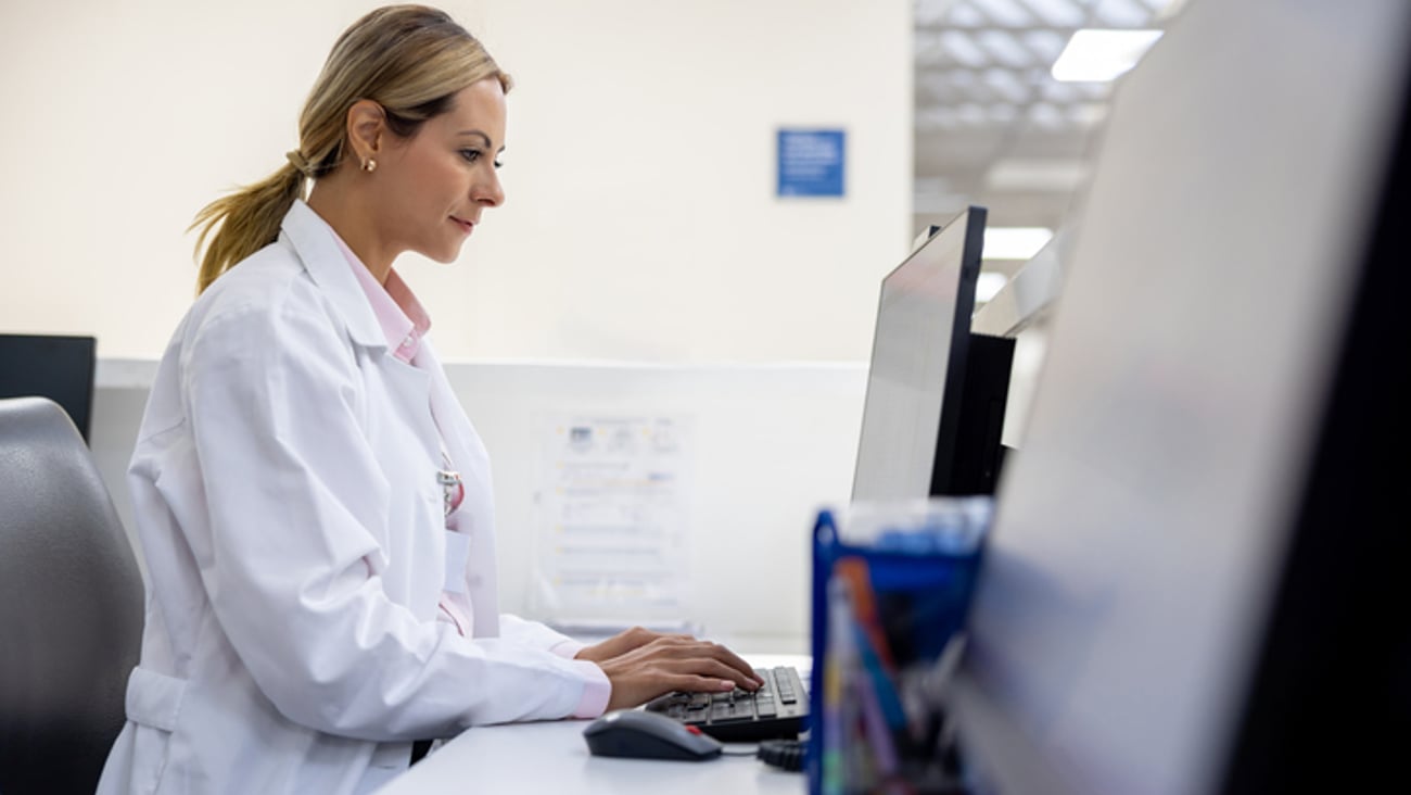 Une pharmacienne consulte son ordinateur