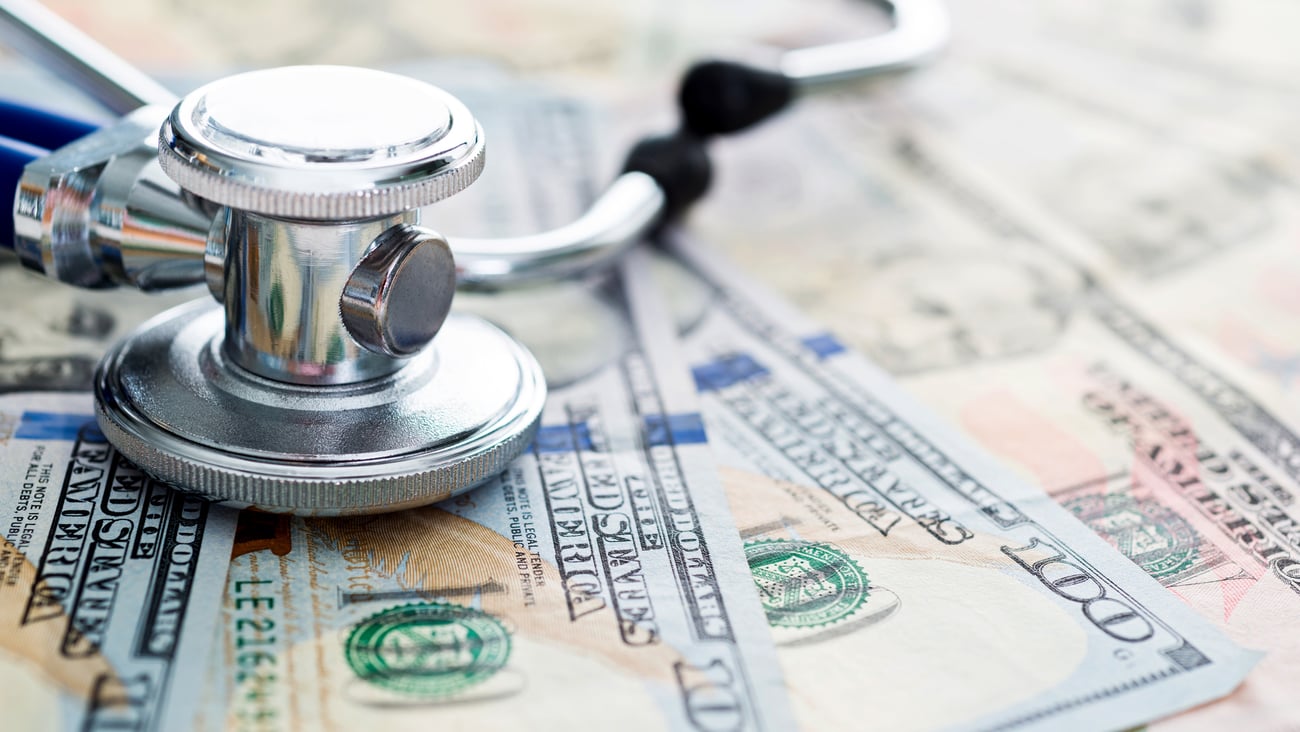 Stéthoscope sur des dollars US