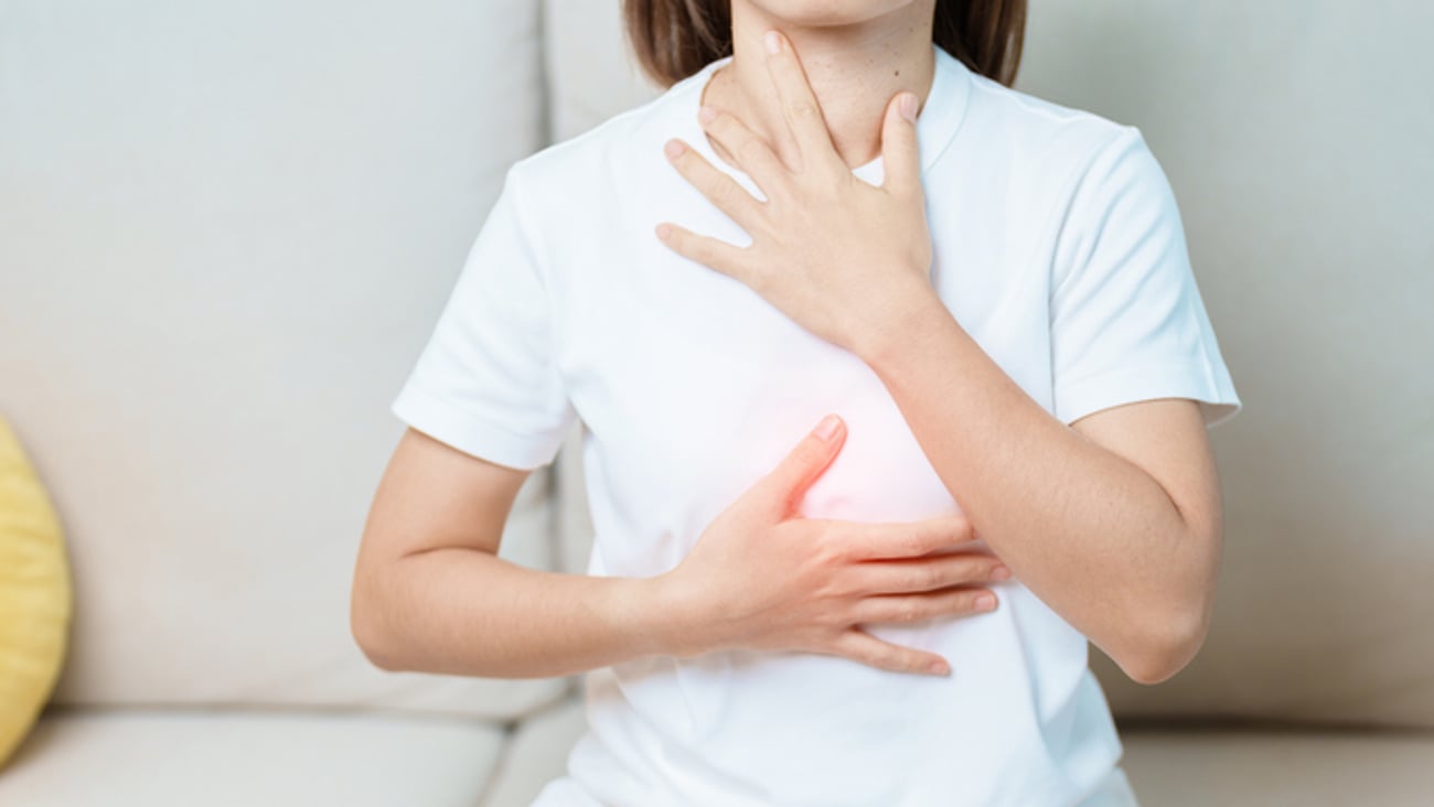 Une femme atteinte de dysfonction œsophagienne