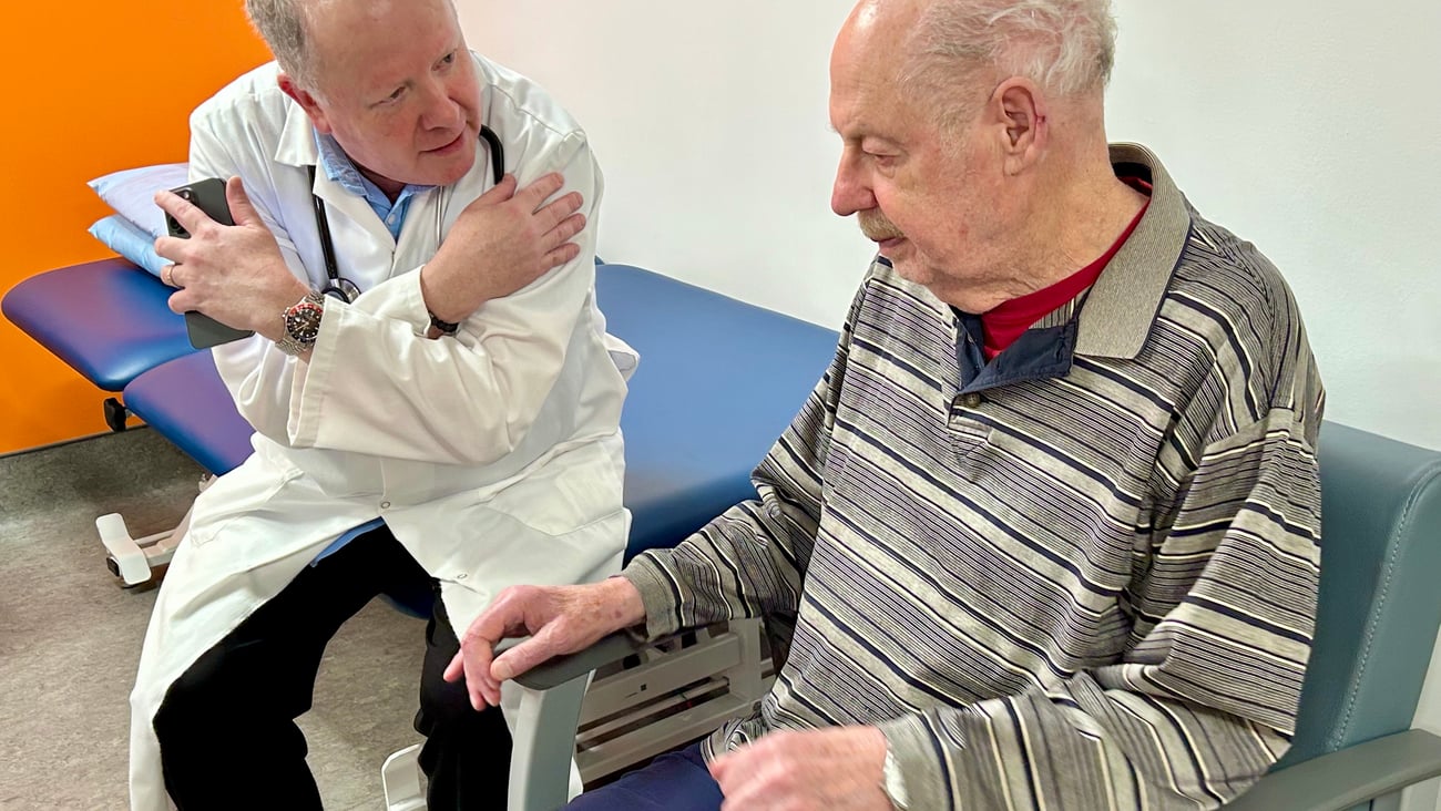 Le Dr Gustavo Duque indique à son patient l'exercice à réaliser. (crédit: A. Bouitcha)