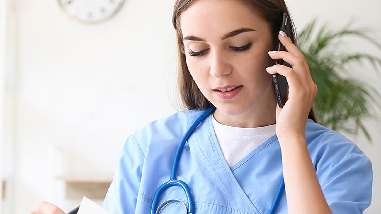 Médecin effectuant un suivi au téléphone