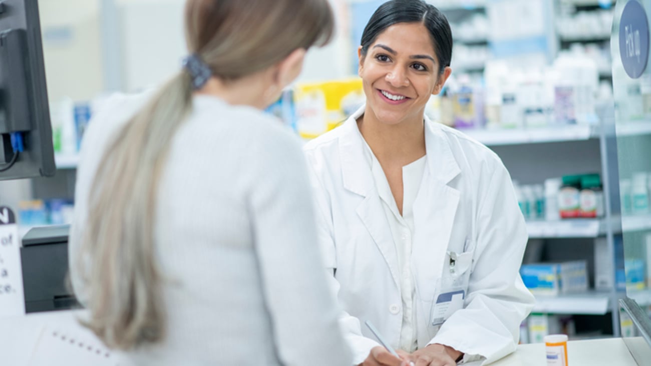 Une pharmacienne discute avec une patiente