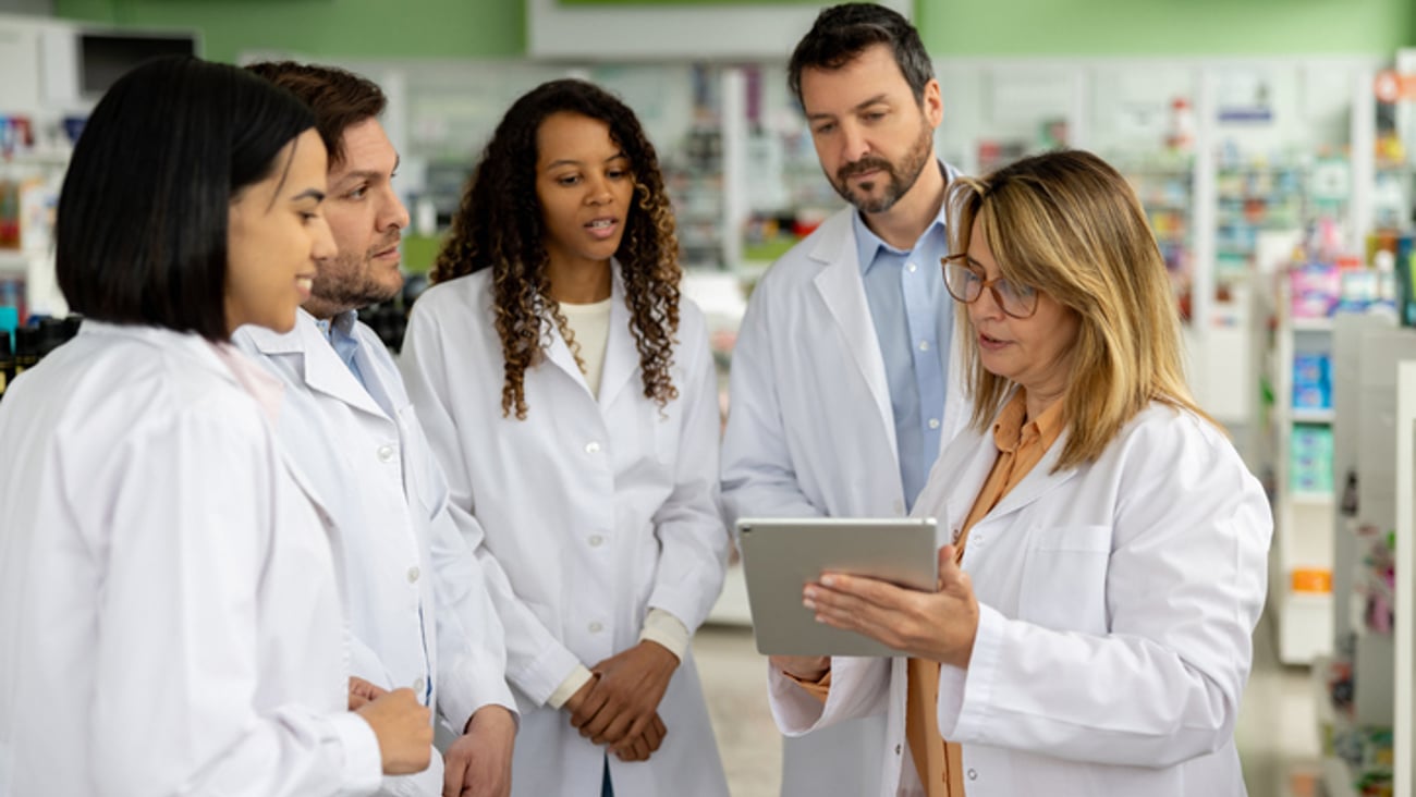 Une réunion d'équipe en pharmacie