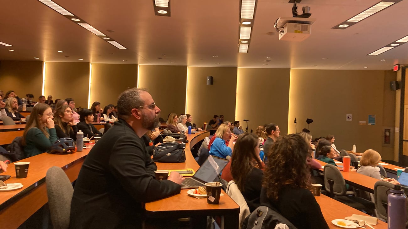 Des pharmaciens assistent à une conférence du FRAPP2025.