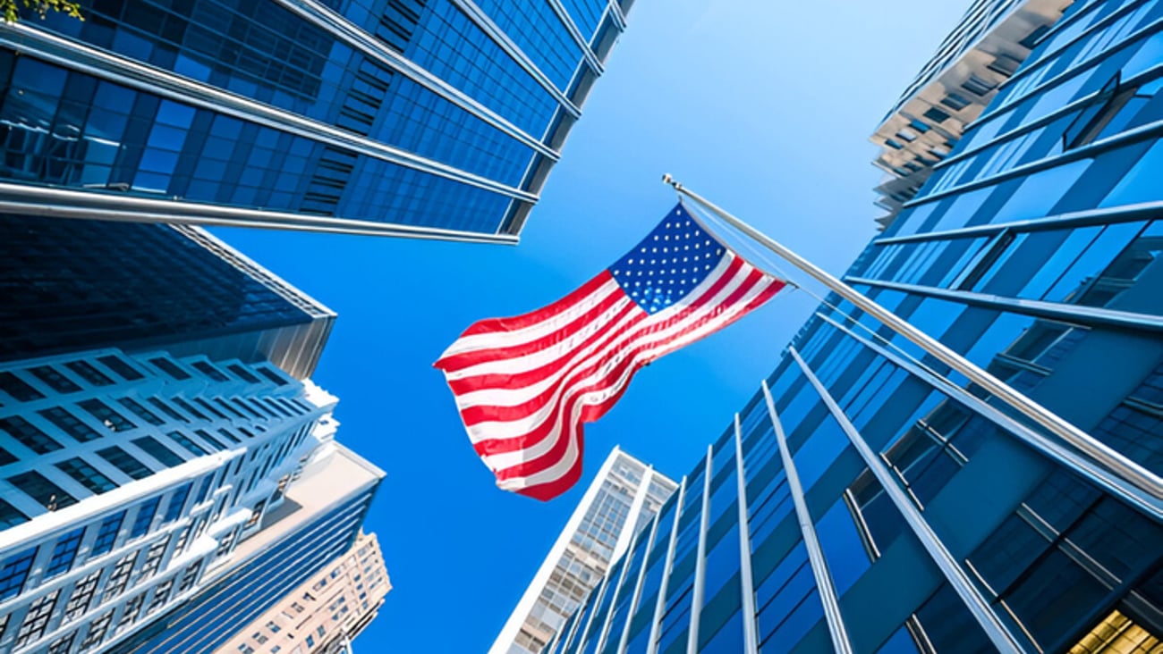 Drapeau américain entre des édifices.