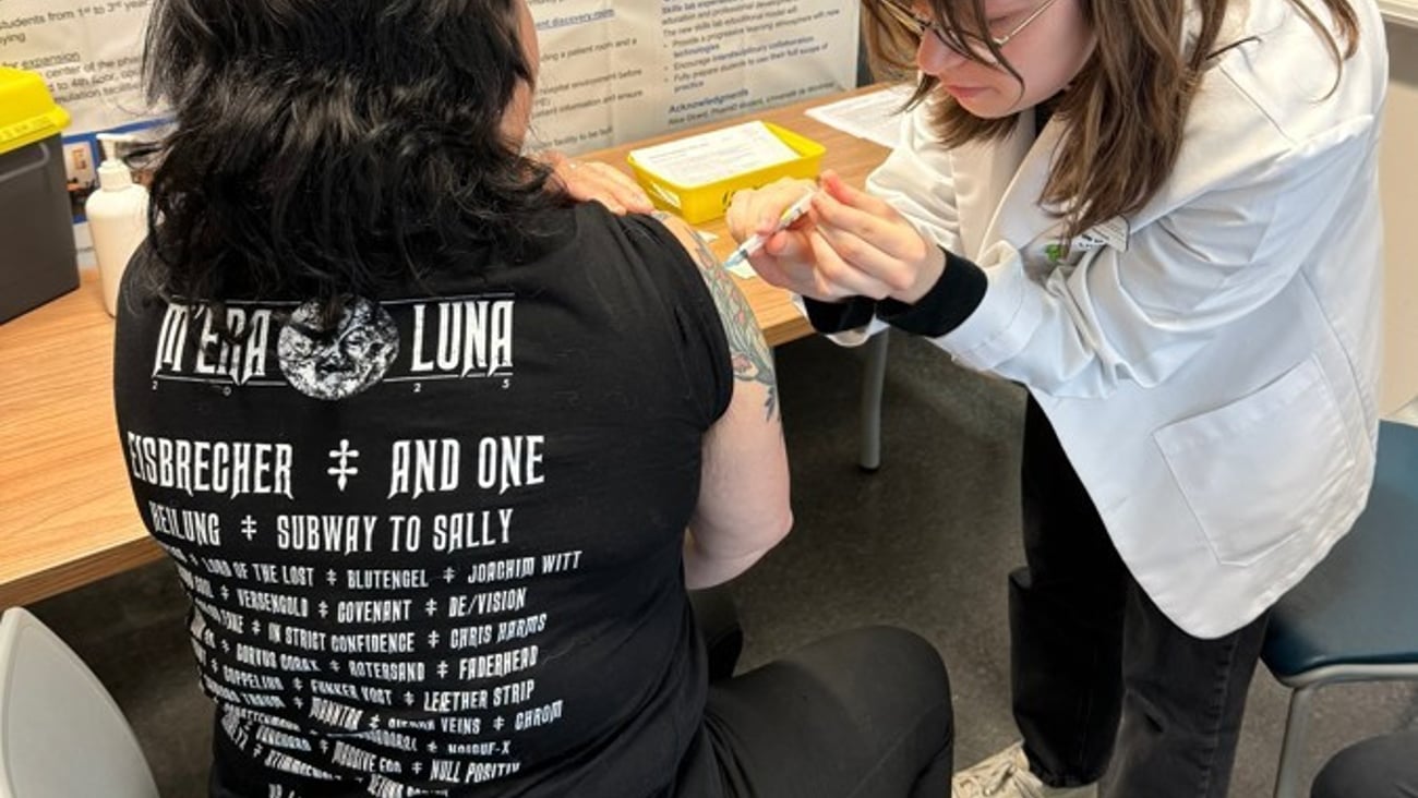 Une étudiante en pharmacie fait une injection lors de la clinique de vaccination à l'UdeM le 7 novembre 2025.