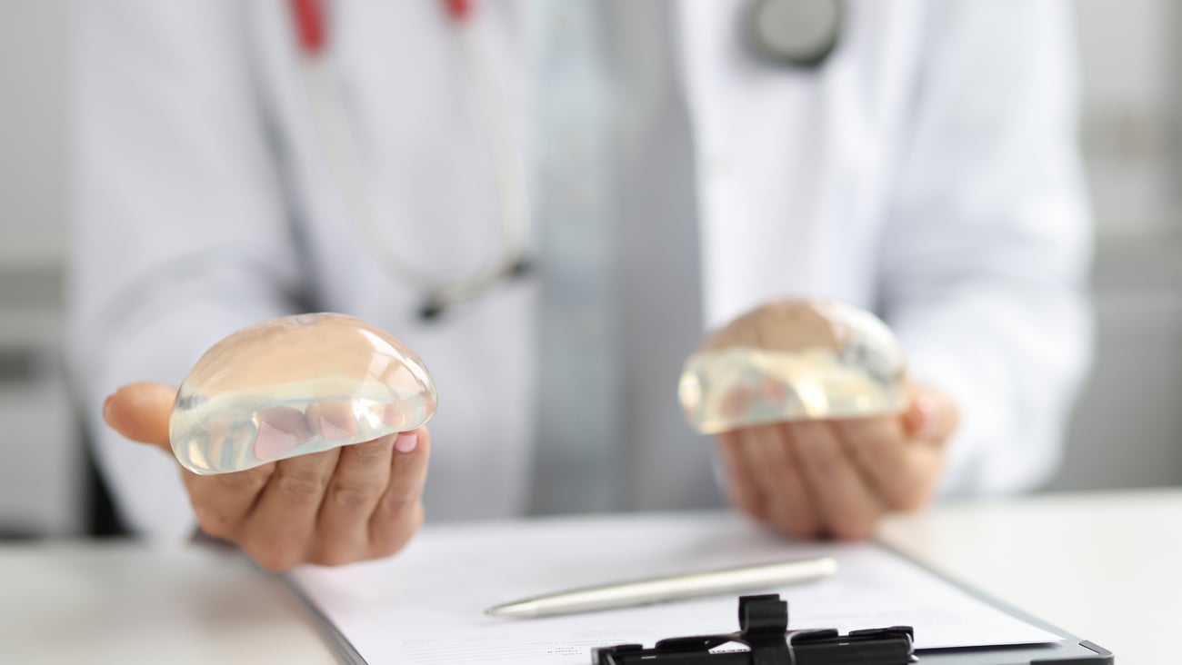 Un docteur tient des implants mammaires. Crédit photo: megaflopp/Getty Images