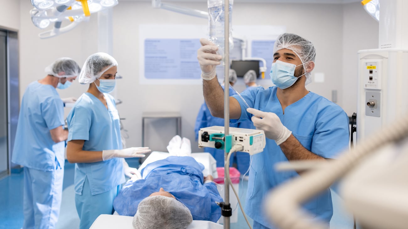 Des médecins assistent un patient sur une civière. Crédit photo: andresr/Getty Images 