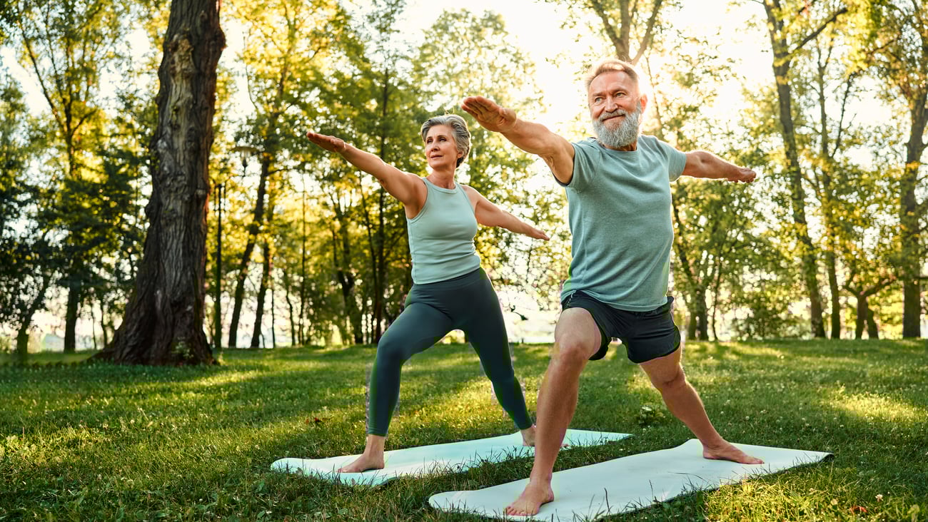 Couple âgé qui pratique le yoga. Crédit photo: Harbucks/Getty Images