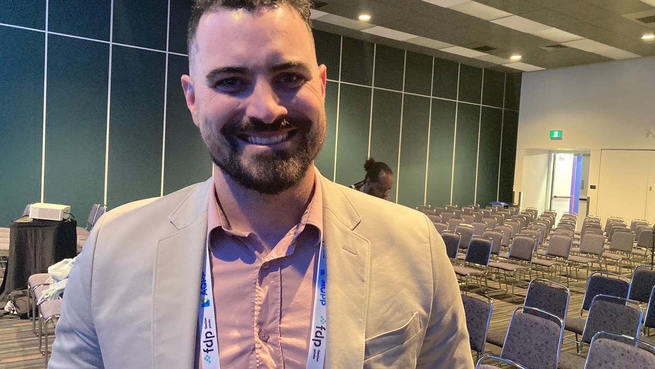 Jean-Christophe Raymond pose au congrès de l'AQPP.