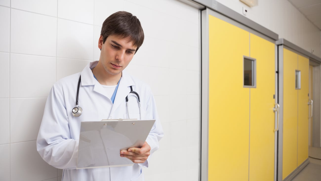 Médecin qui réfléchit sur un dossier