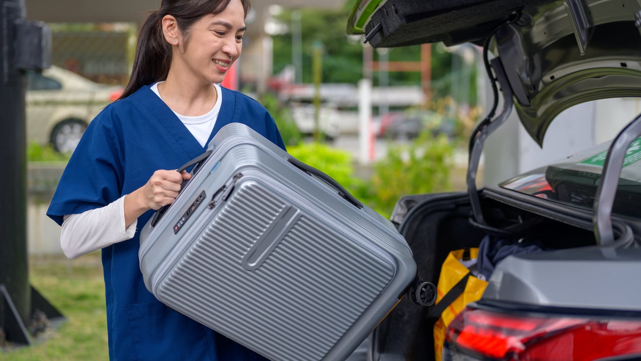 Médecin qui remplit le coffre de sa voiture