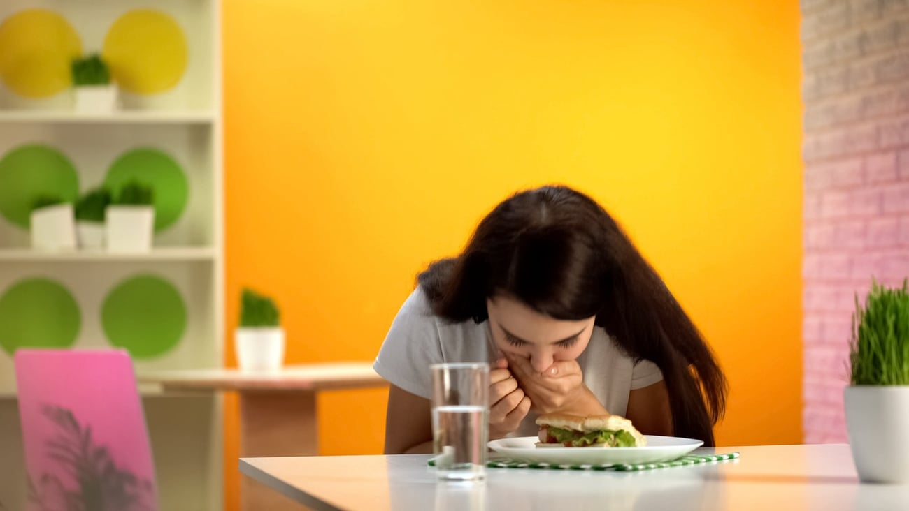 Trouble de l'alimentation femme qui vomit