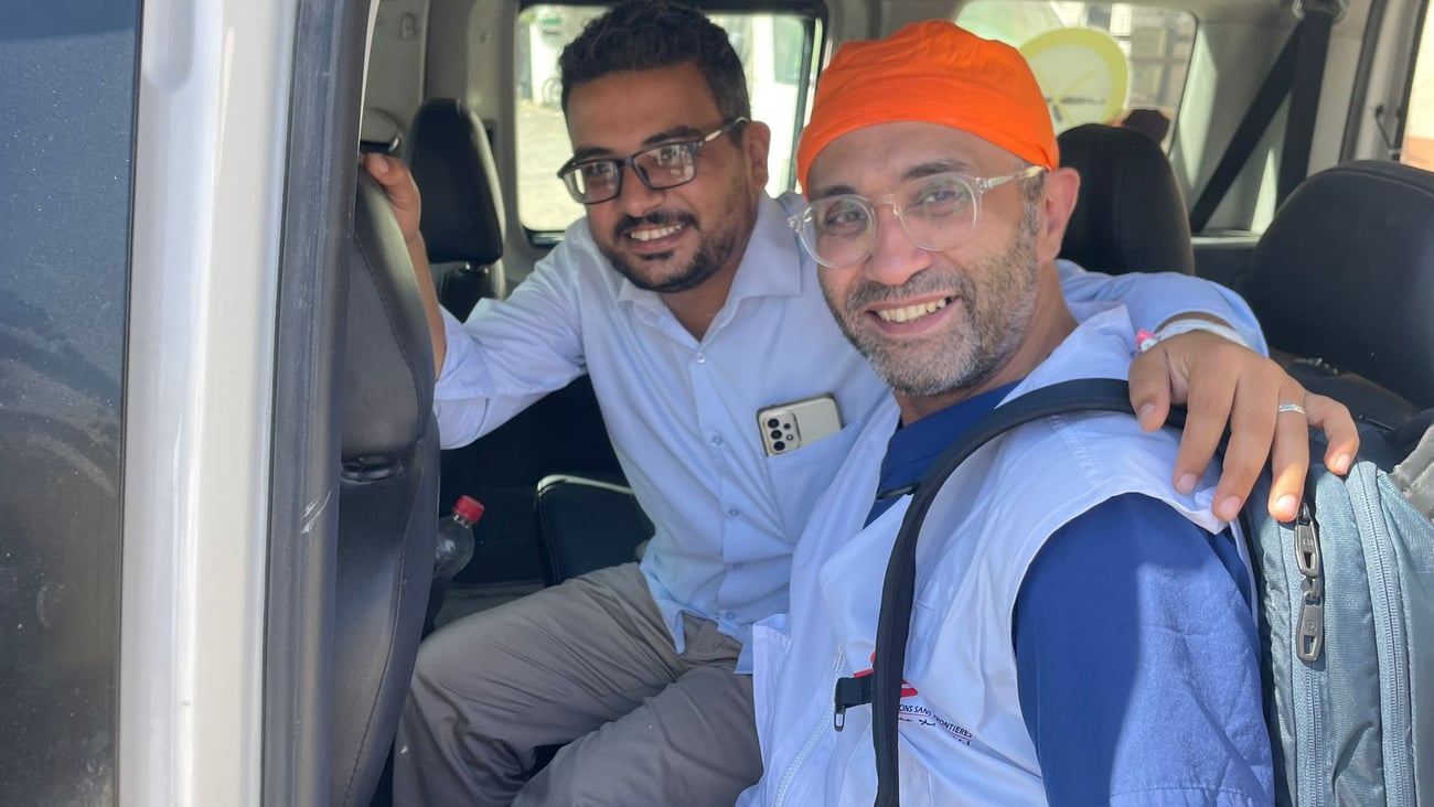 Le Dr Mazen Mohamed Ibrahim (à droite) est parti 6 semaines à Gaza en septembre et octobre 2025. Il pose ici avec son collègue de MSF, Dr Osama, qui a été blessé lors d'une frappe le 4 octobre.