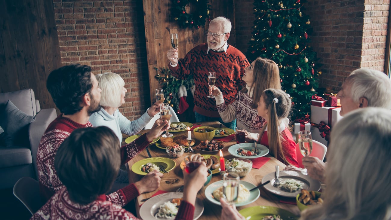 Une famille célèbre le temps des Fêtes. Crédit photo: Deagreez/ Getty Images 