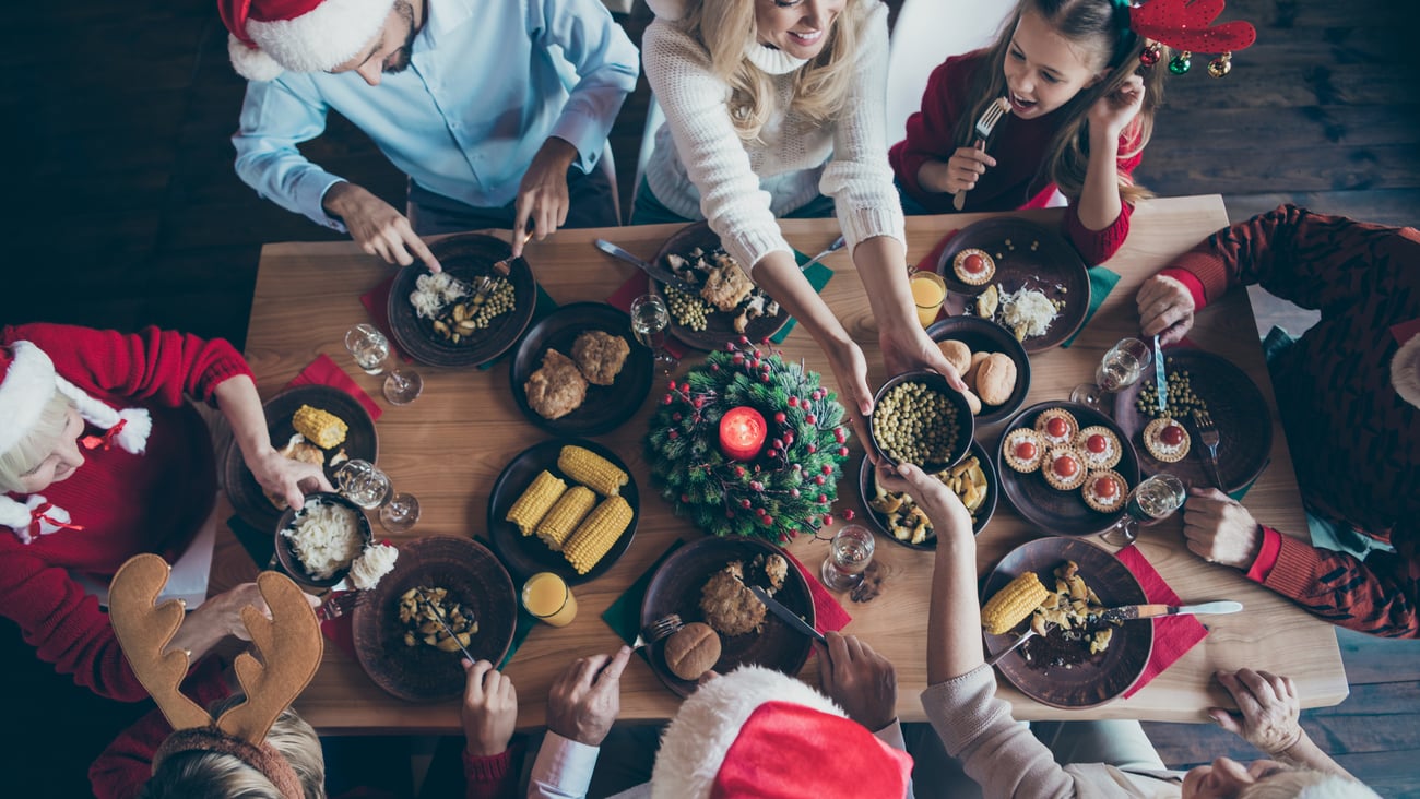 Une famille partage un repas des Fêtes. Crédit photo: Deagreez/ Getty Images