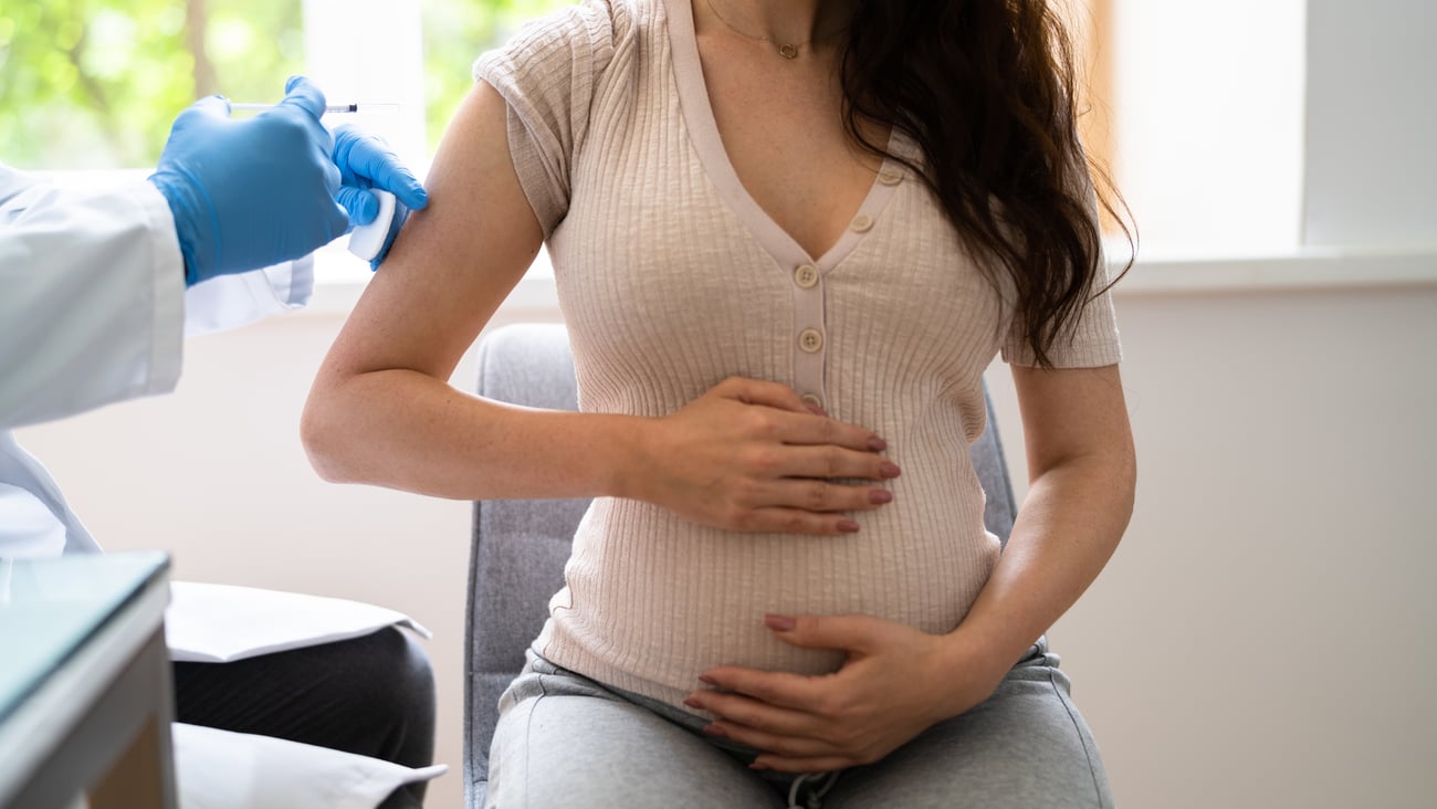 Une femme enceinte reçoit un vaccin contre la COVID. Crédit photo: AndreyPopov 
