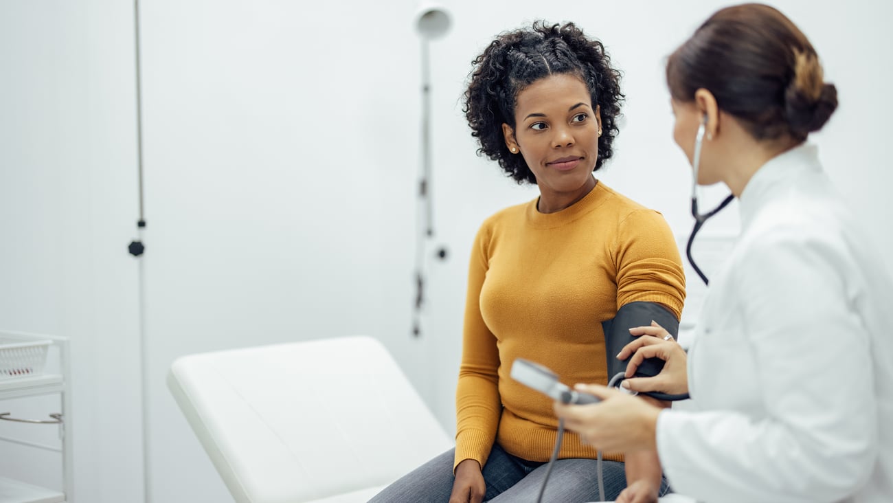 Une femme discute avec sa docteure. Crédit photo: nortonrsx/ Getty Images 