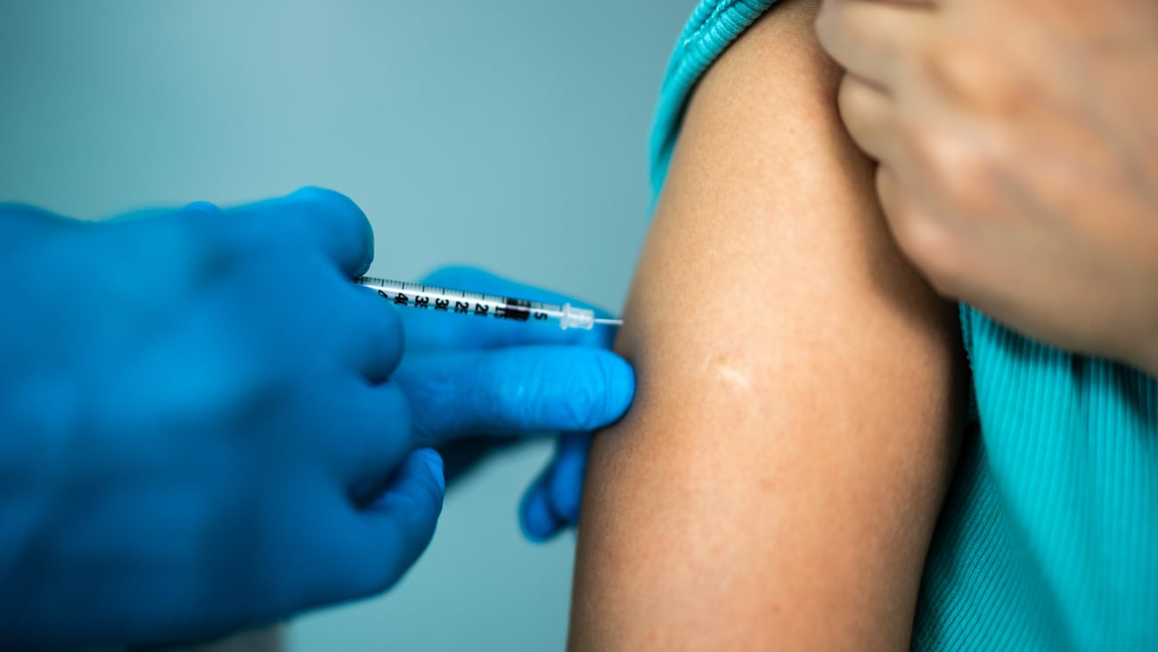 Une personne reçoit un vaccin. Crédit photo: FG Trade/ Getty Images