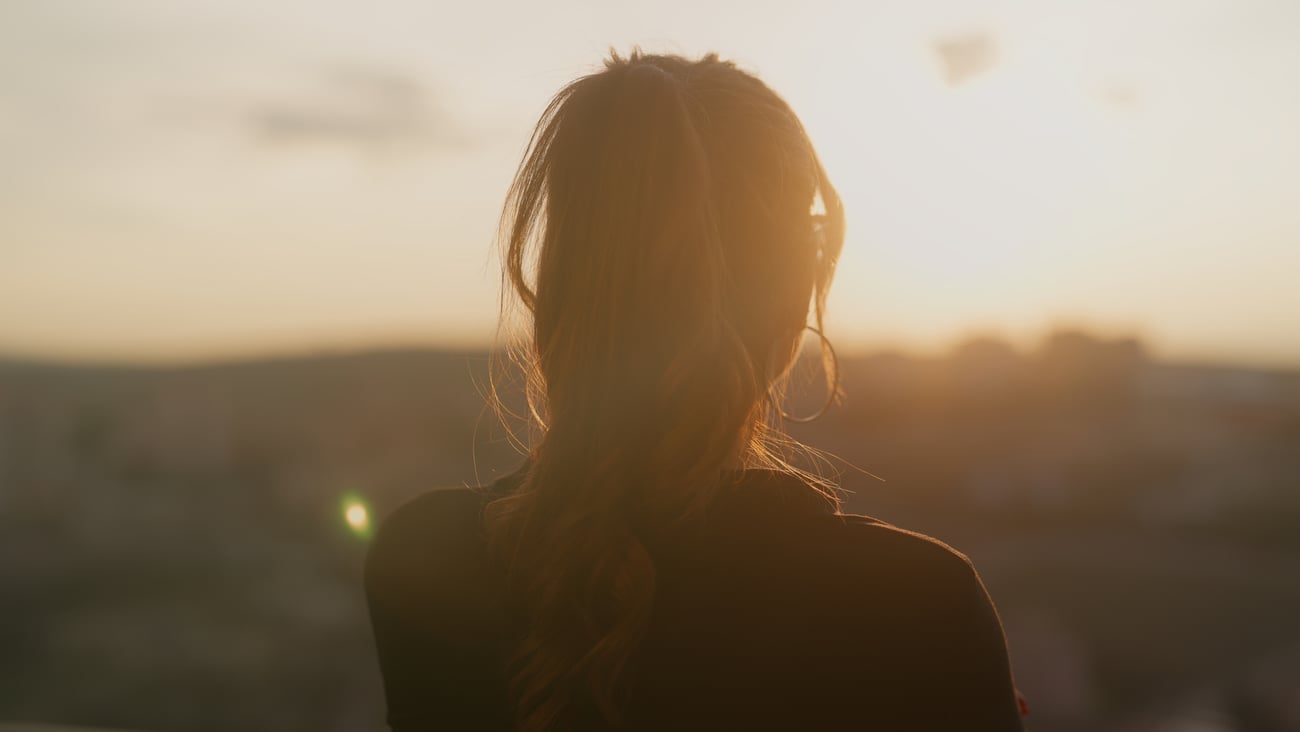 Une jeune femme regarde au loin. Crédit photo: recep-bg/ Getty Images