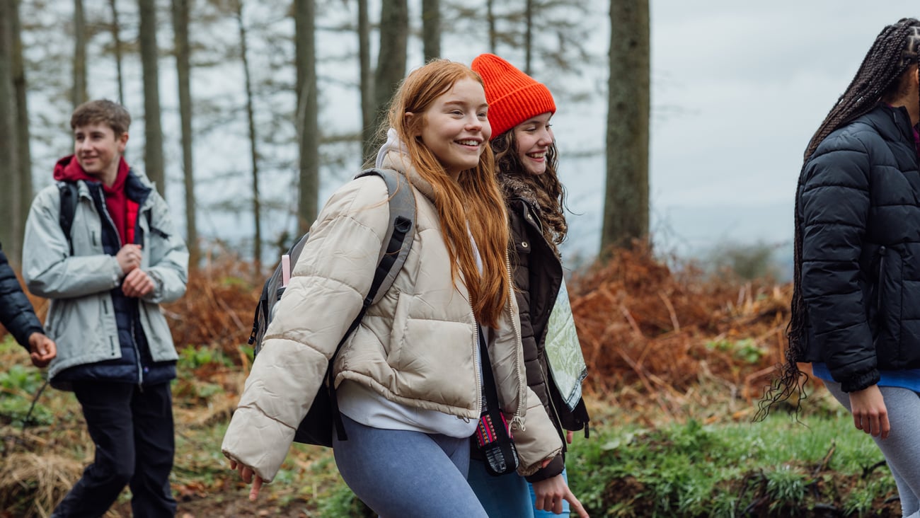 Des adolescents souriants en promenade. Crédit photo: SolStock/ Getty Images