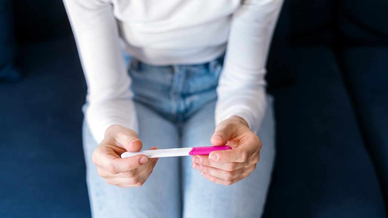 Une femme passe un test de grossesse. Crédit photo: brizmaker/ Getty Images