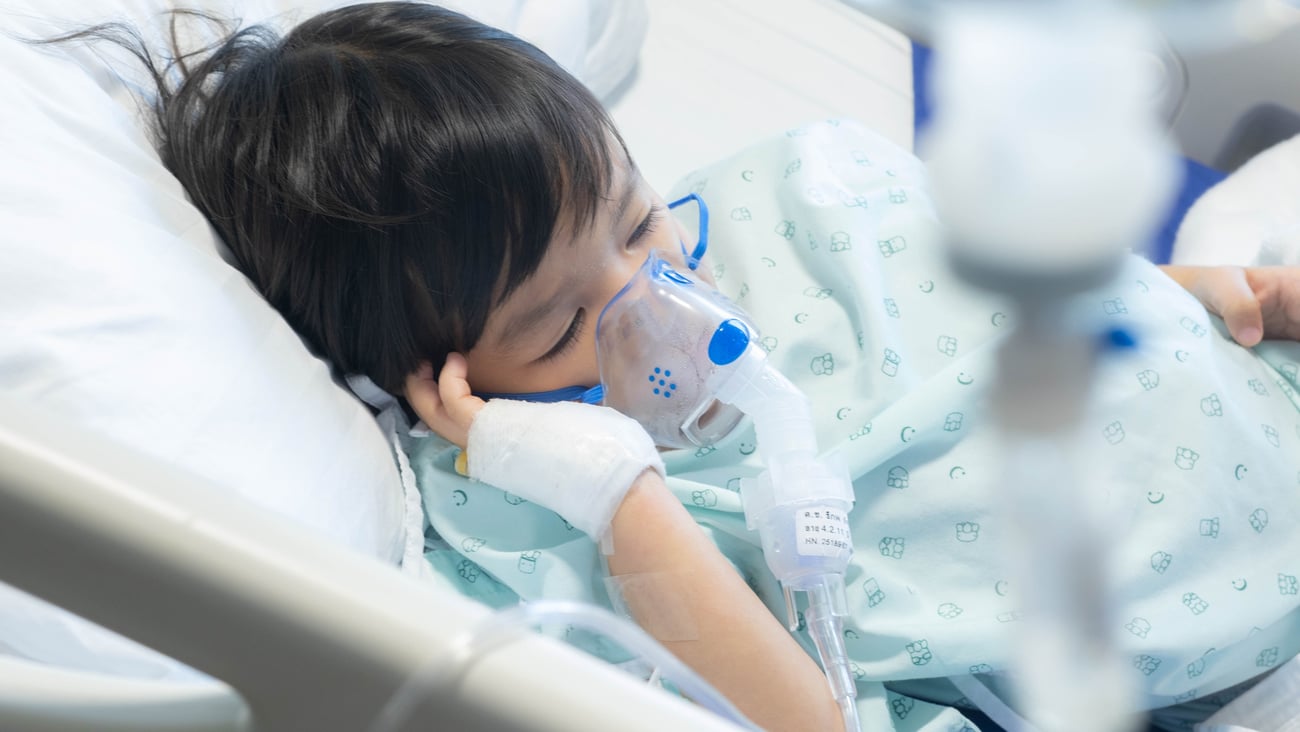 Un petit garçon souffrant de grippe à l'hôpital. Crédit photo: Smith Assavarujikul/ Getty Images