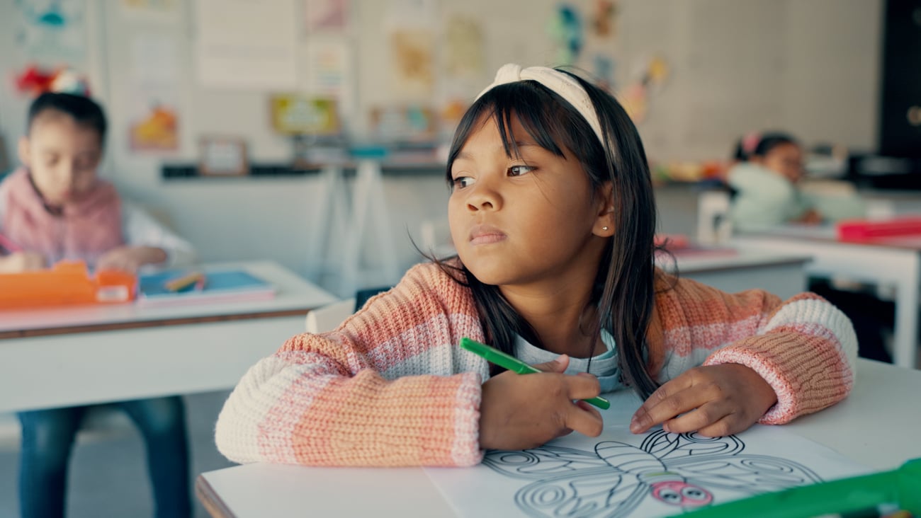Une jeune fille qui s'ennuie en classe. Crédit photo: Jacob Wackerhausen/ Getty Images