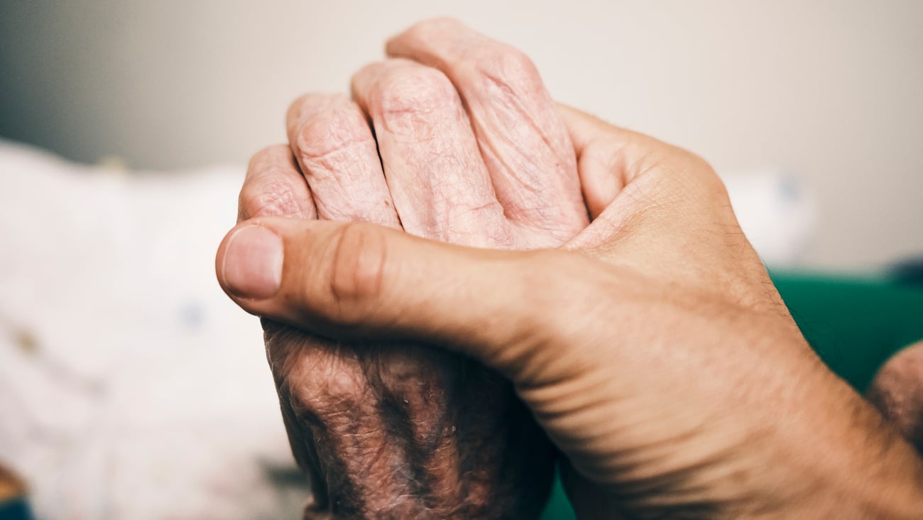 Deux personnes se tiennent la main. Crédit photo: O2O Creative/Getty Images
