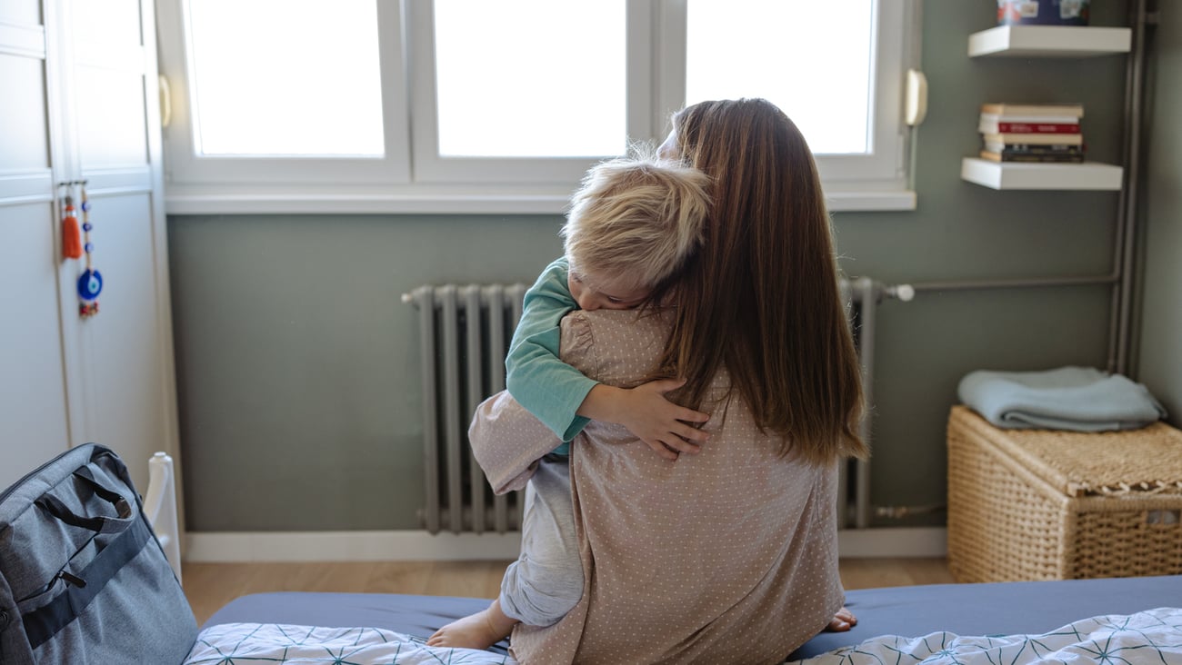 Une femme et son enfant à la maison. Crédit photo: Milko/ Getty Images