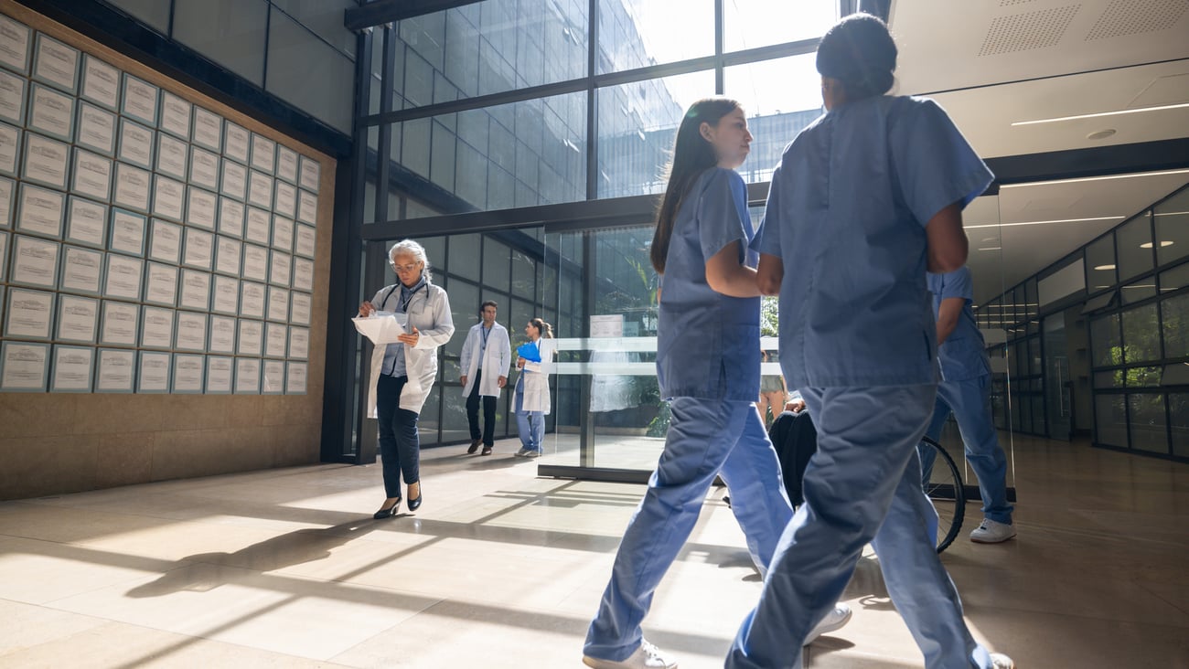Des médecins marchent dans un hôpital. Crédit photo: andresr/ Getty Images