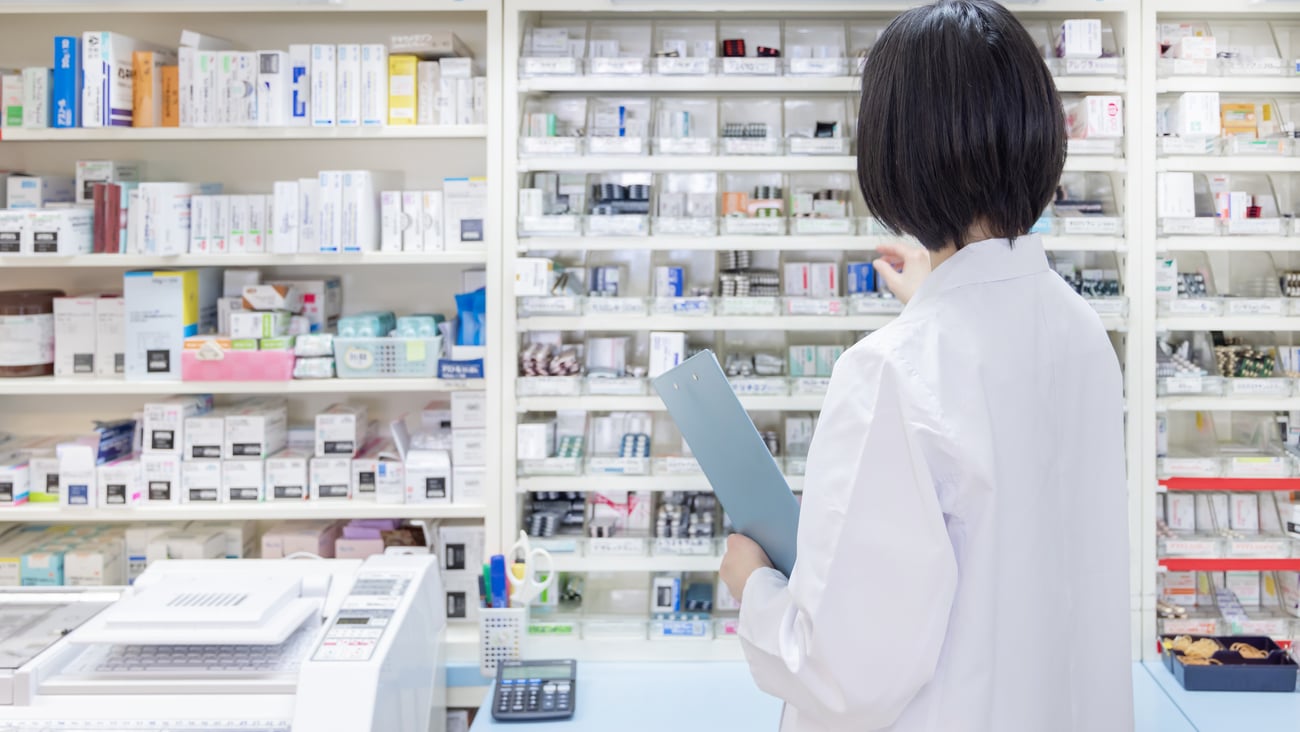 Pharmacienne en train de classer des médicaments. Crédit photo: Zoey106/ Getty Images
