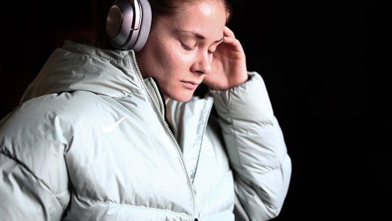 Une jeune femme écoute de la musique dans des écouteurs.