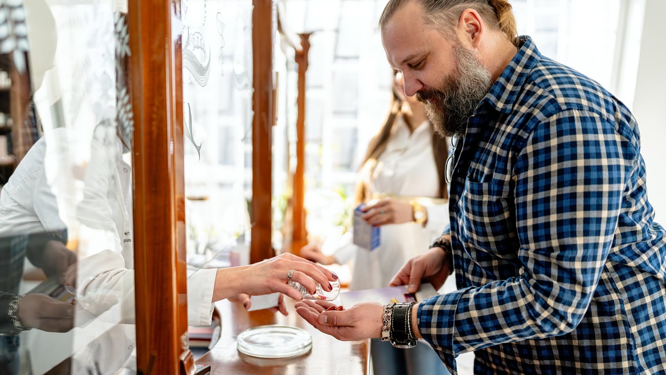 Patient servi au comptoir d'une pharmacie