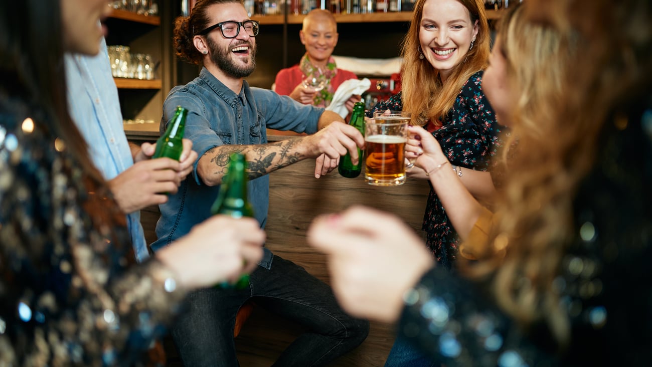 Plusieurs personnes boivent de l'alcool dans un bar. Crédit photo: millann/Getty Images