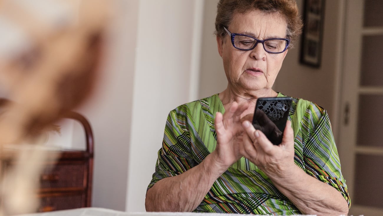 Une aînée utilise son téléphone intelligent. Crédit photo: Dobrila Vignjevic/Getty Images