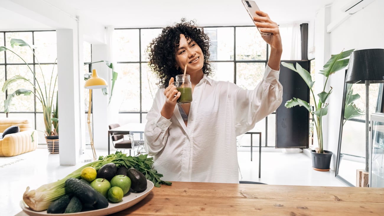 Une femme se prend en photo avec son jus vert. Crédit photo: Daniel de la Hoz/ Getty Images