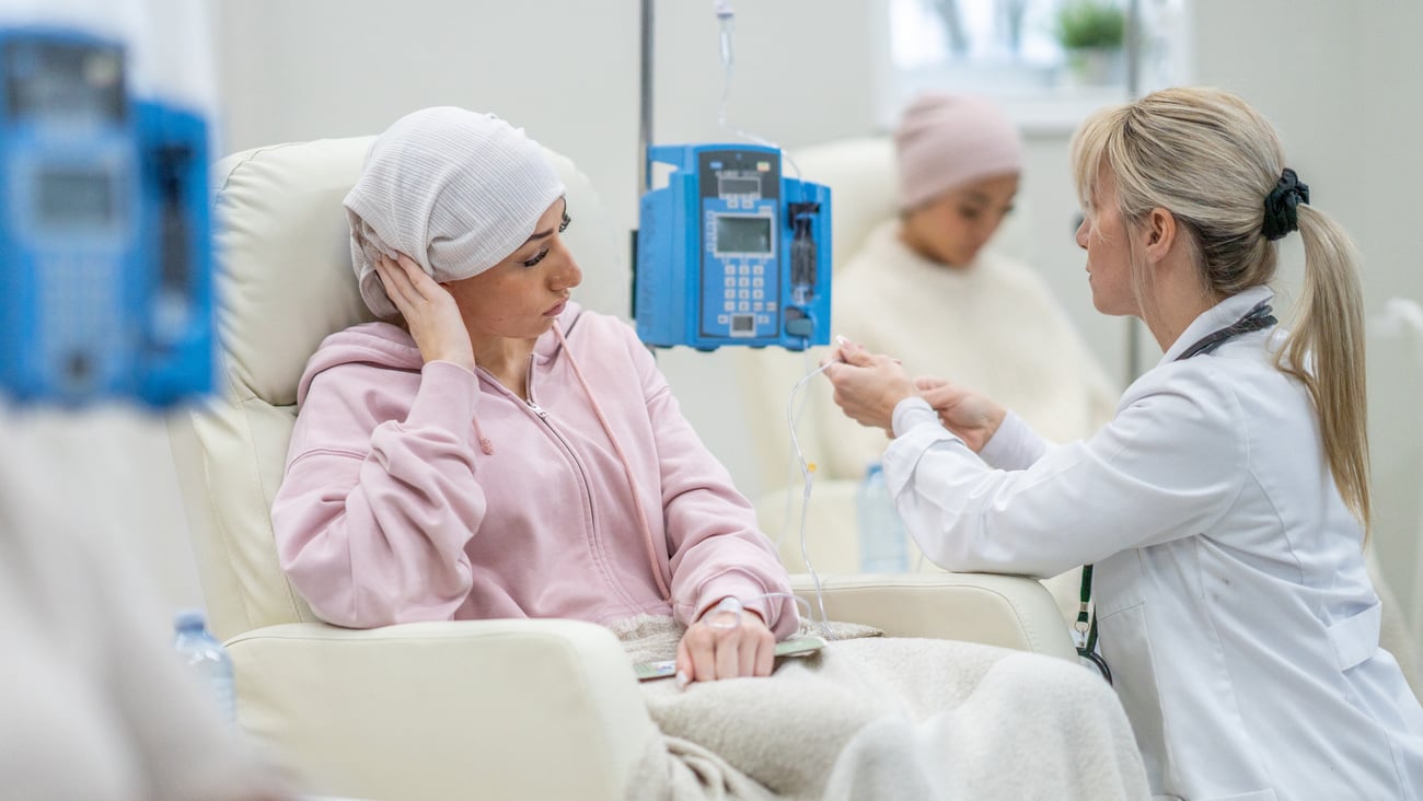 Une adolescente reçoit des traitements contre le cancer. Crédit photo: FatCamera/ Getty Images