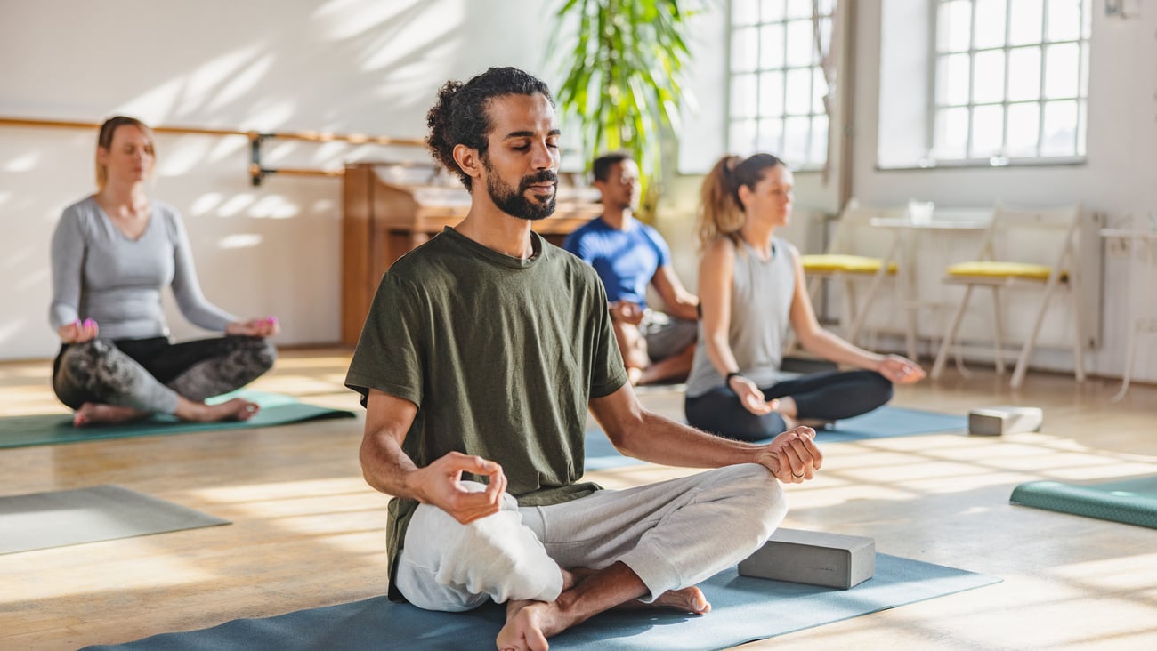 Un groupe pratique la méditation. Crédit photo: AzmanJaka/ Getty Images