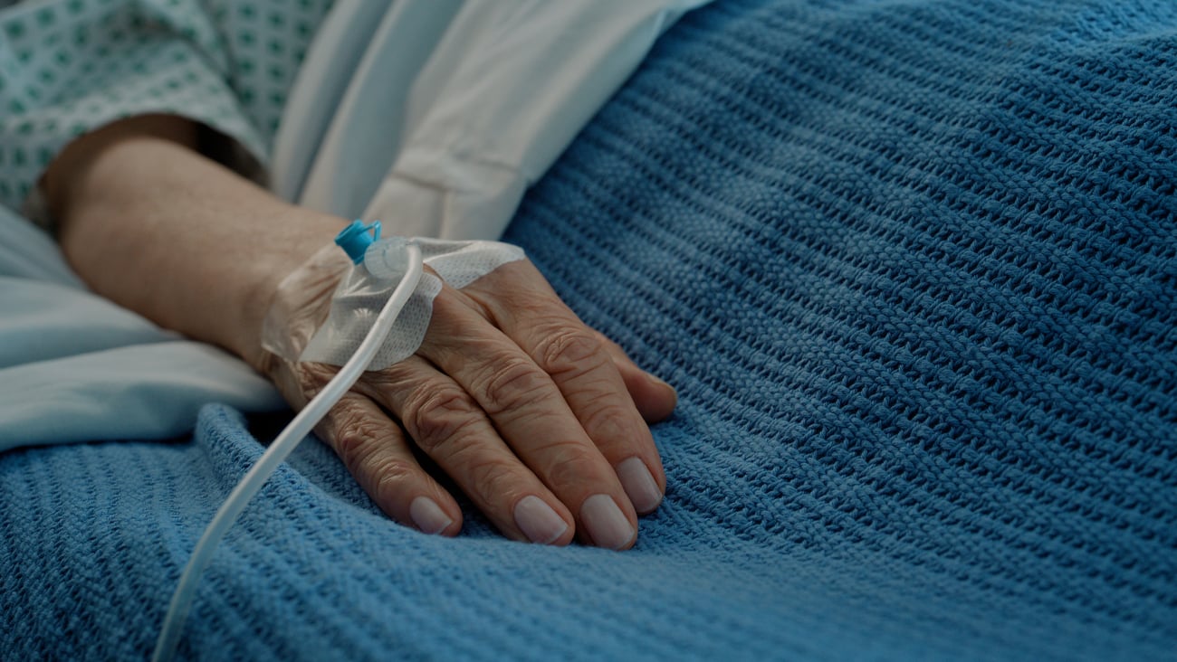 Une aînée alitée. Crédit photo: Bevan Goldswain/ Getty Images