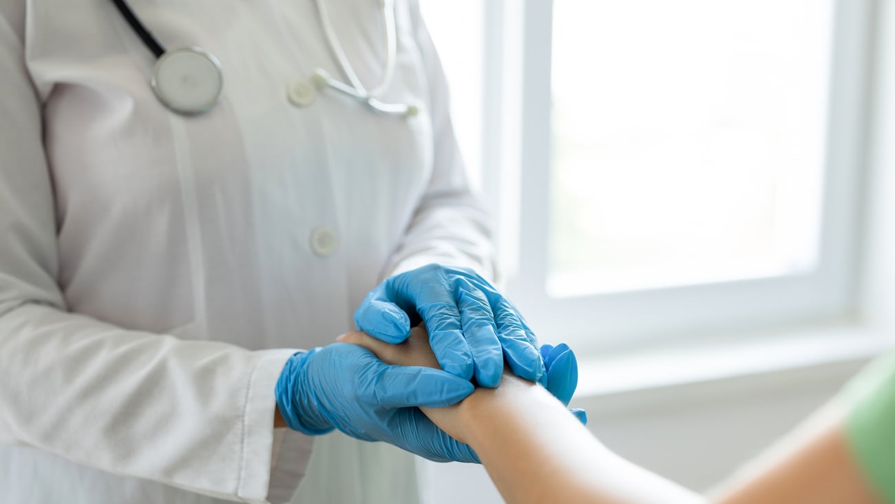 Médecin en consultation avec un patient. Crédit photo: bymuratdeniz/ Getty Images